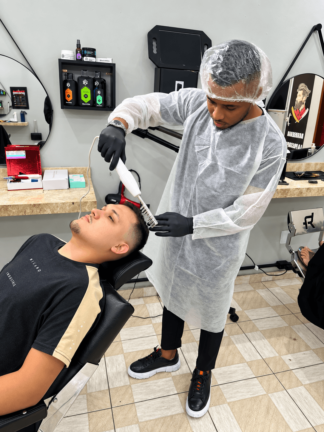 Alisson Caetano em ambiente de barbearia durante atendimento