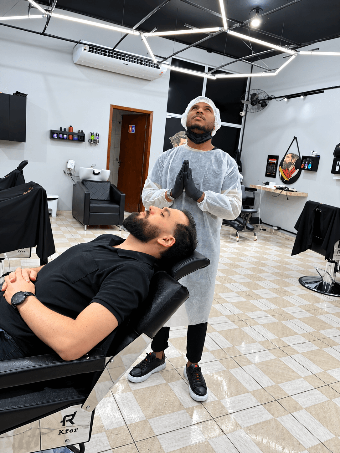 Alisson Caetano em sua barbearia